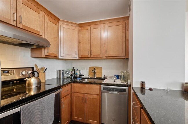 Building Photo - 5701 N Sheridan Rd