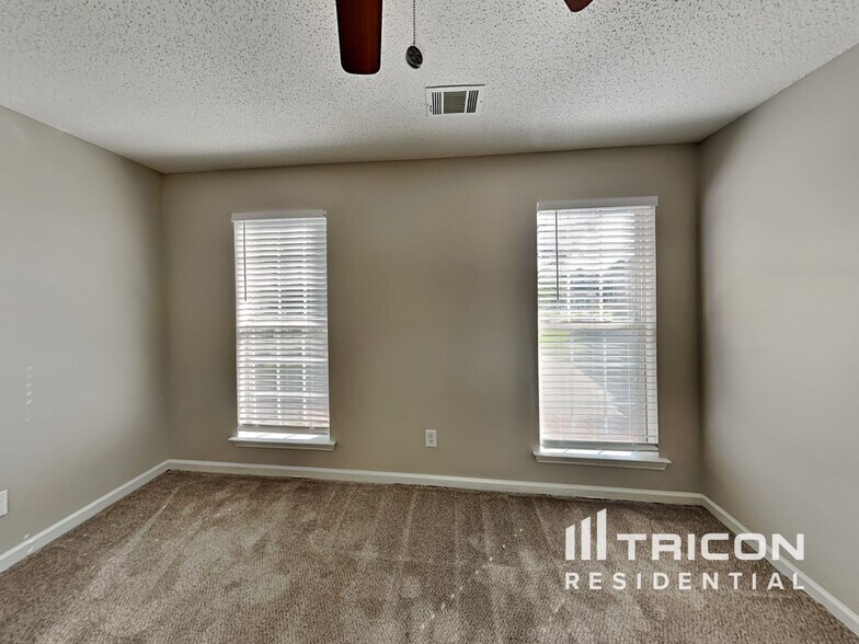 Building Photo - 10587 Village Trail