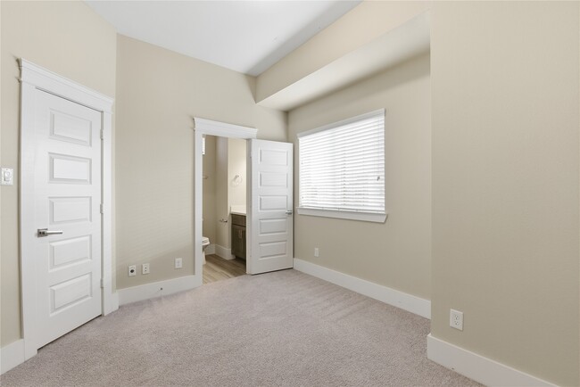 Building Photo - 819 Algona Ave