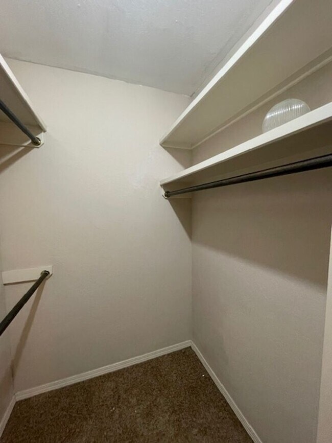 Building Photo - 4 Bedroom Home in SE Springfield!