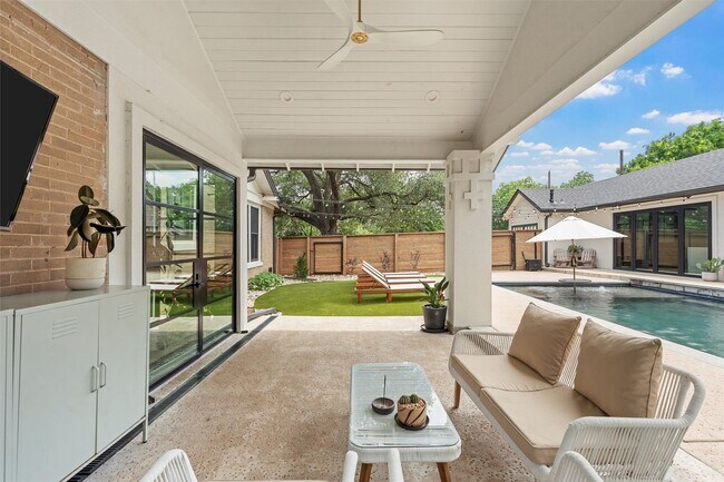Building Photo - 3 Bedroom 2.5 Bathroom Home w/ 1 Bedroom 1 Bathroom Guest House & Pool!!