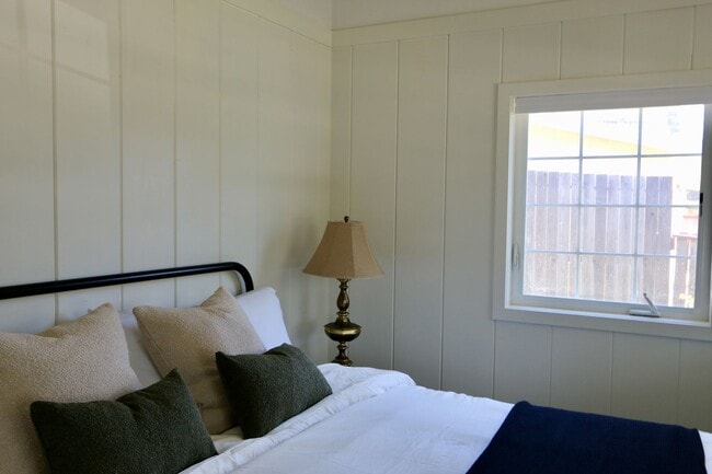 Building Photo - NEWLY Designed & Furnished Modern Farmhous...