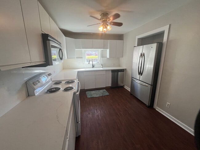 Building Photo - 3 Bedroom in Alton