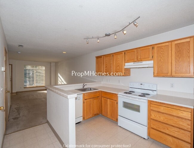 Building Photo - Two Bedroom Townhome In SE Portland w/ Lar...