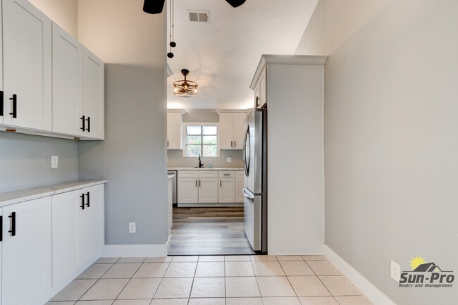 Building Photo - 700 Pine Shores Cir