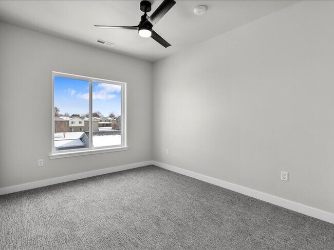 Building Photo - 8 Jaro Wy