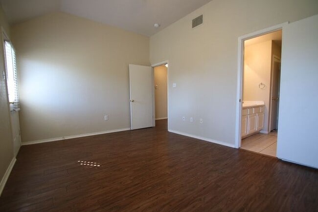 Building Photo - Charming 3BR/2BA Duplex Home with 2-Car Garage & Fenced Yard | Close to Downtown Weatherford | Pe...