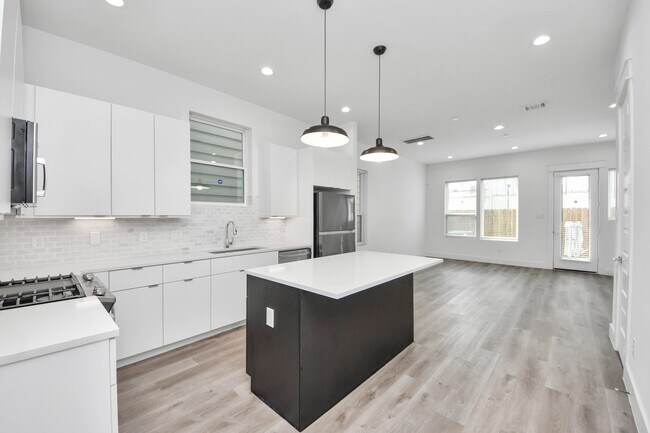 Building Photo - 5402 Margarita St