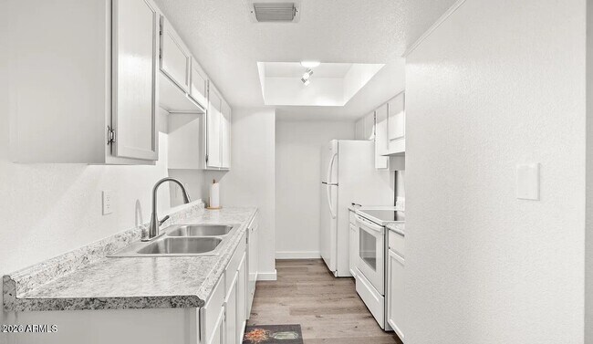 Building Photo - 4211 E Palm Ln