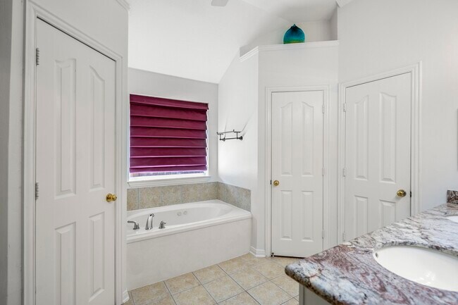 Building Photo - 15 Heron Hollow Ct