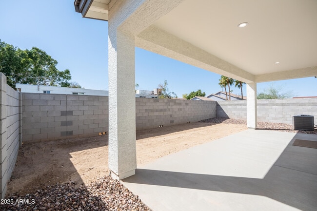 Building Photo - 909 E Desert Ln