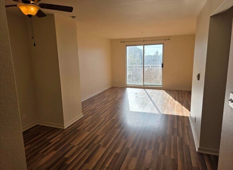 Living room facing balcony - 2901 MacArthur Blvd