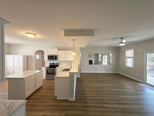 Building Photo - 4 Bedroom #3 Bath Towne Pointe