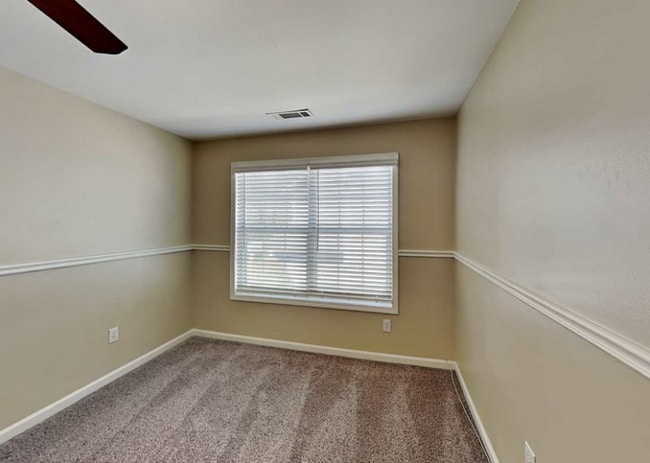 Building Photo - 2182 Moorewood Ln S E