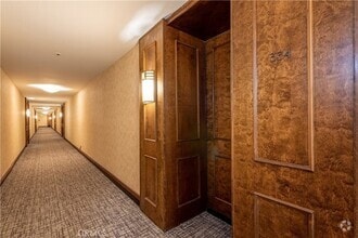 Building Photo - 121 S Hope St