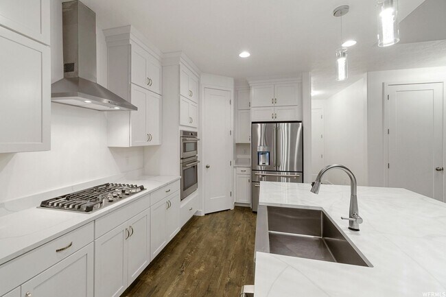 Building Photo - Stunning Home Right on the Golf Course!