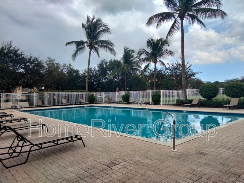 Building Photo - 261 SW Palm Dr