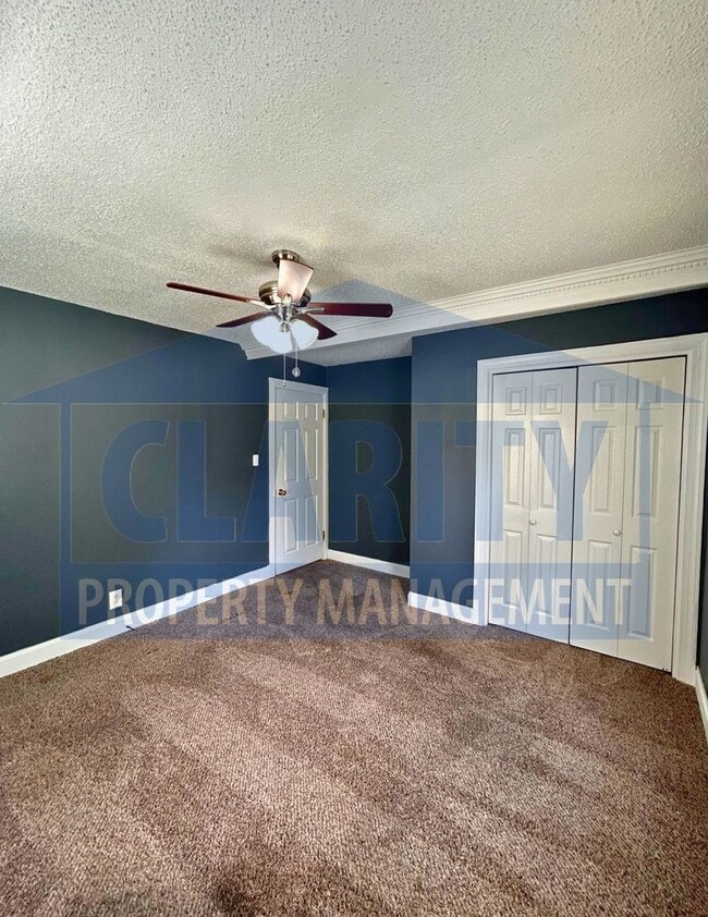 Building Photo - Centrally located 3 bedroom home!