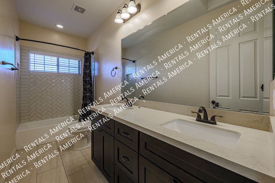 Building Photo - 2322 W Sierra Vista Dr