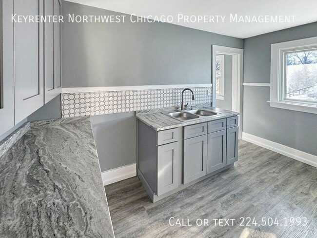 Building Photo - 471 Center St