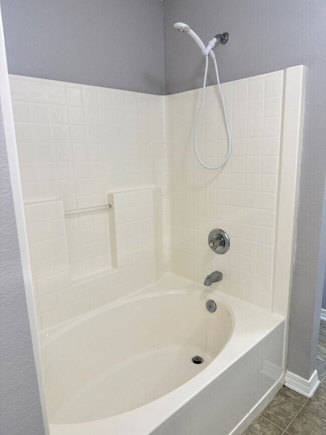 Building Photo - 3/2 Cottage in Maple Oaks Subdivision with garage