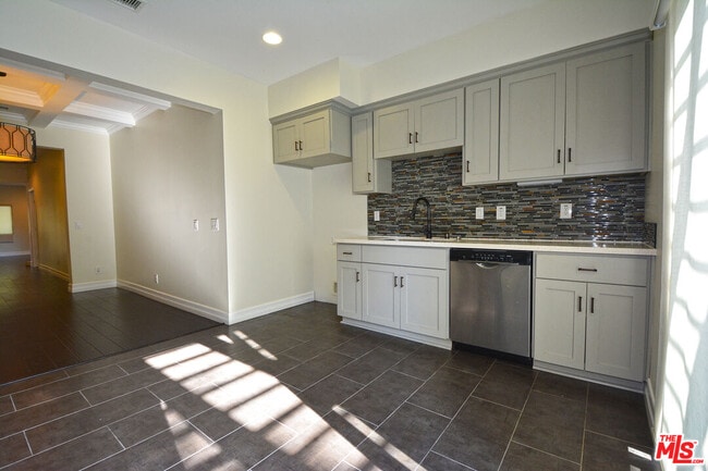 Building Photo - 1093 Avoca Ave