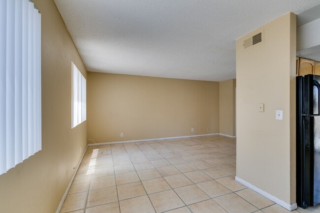 Building Photo - Cozy 2BR/2BA in Spring Valley Near the Strip