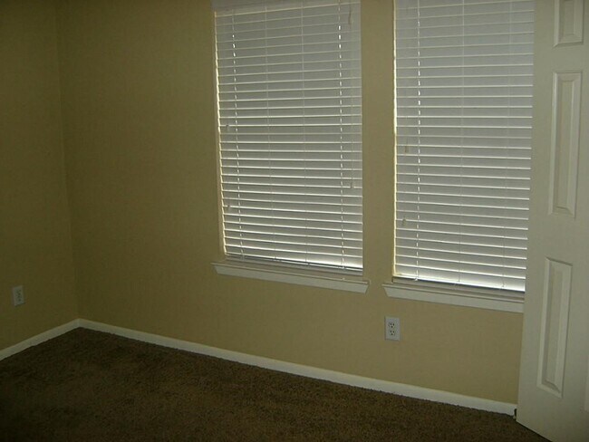 Building Photo - 19754 Cozy Cabbin Dr