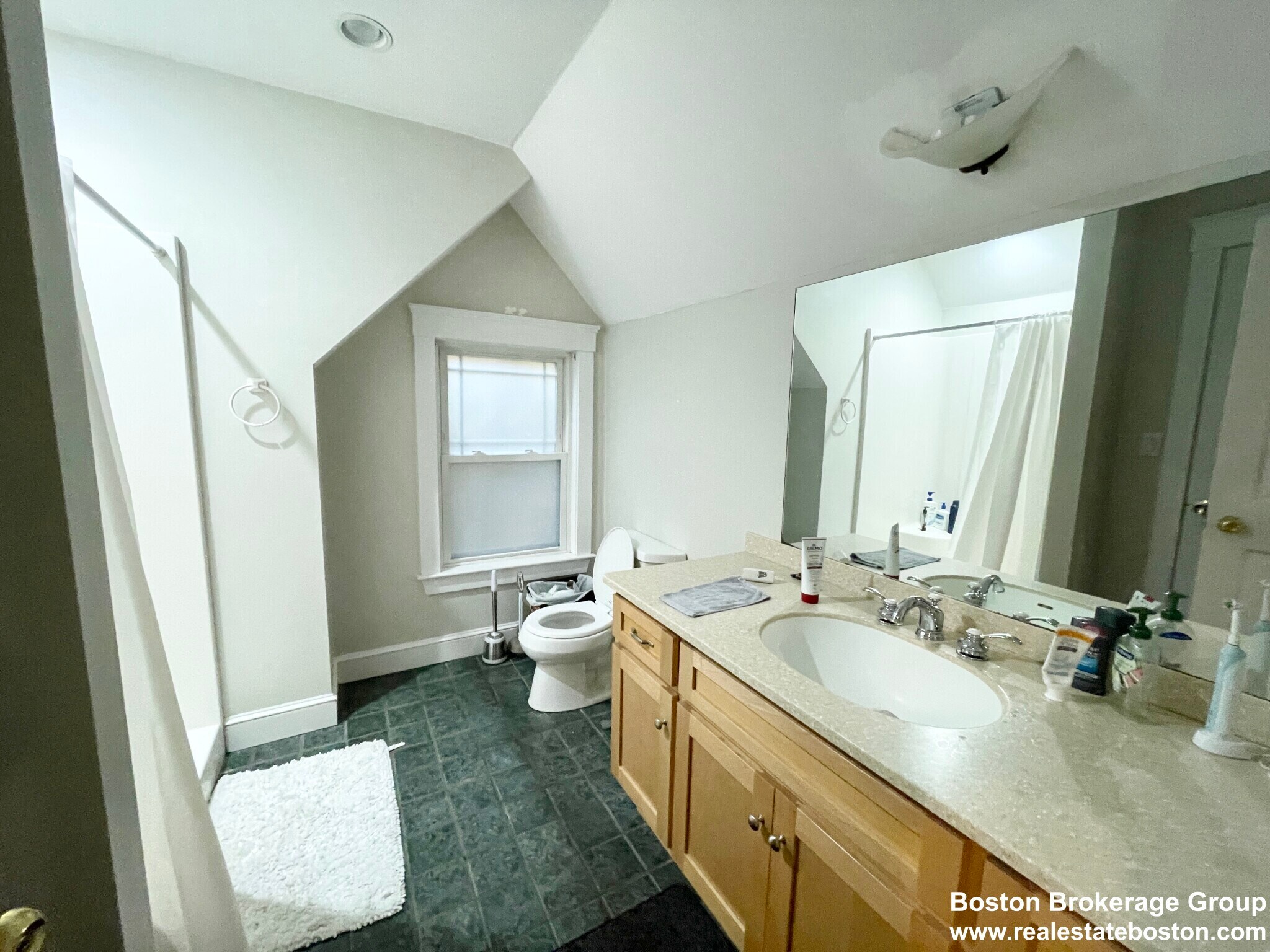 Building Photo - 27 Iroquois St