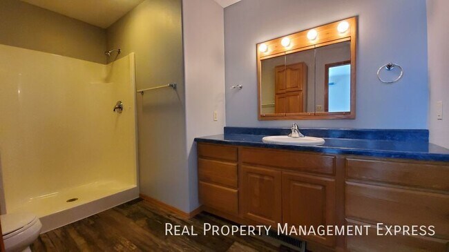 Building Photo - 3 Bed 3 Bath Home with 2 Stall Attached Ga...