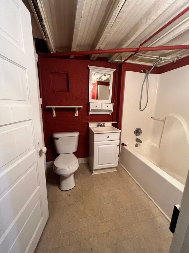 Building Photo - Renovated 4 Bedroom Townhouse! Off Street ...