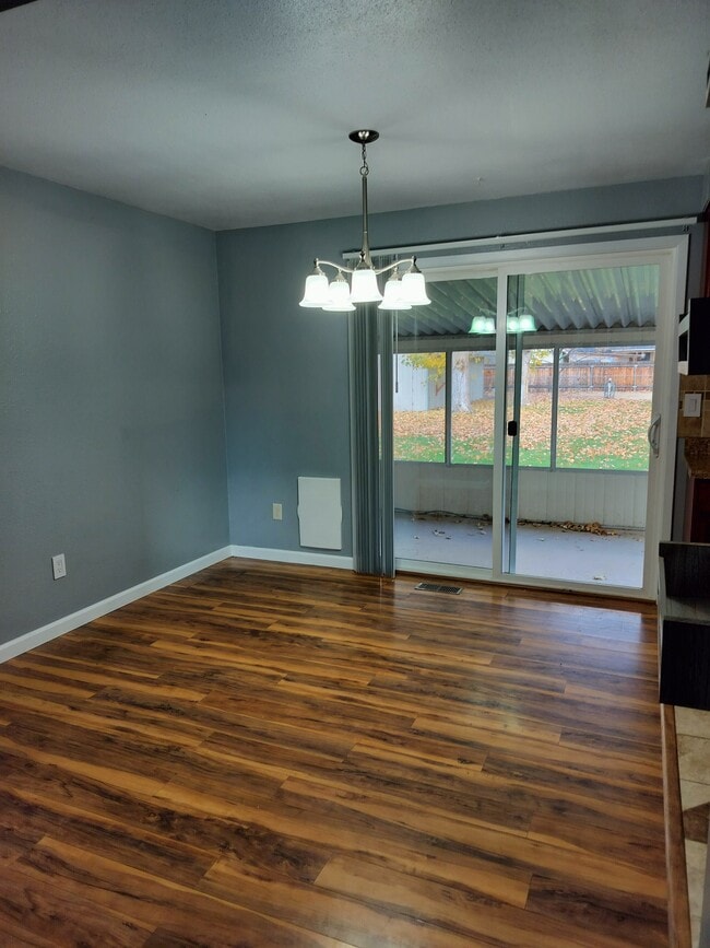 Building Photo - 130 NW Carrie Cir