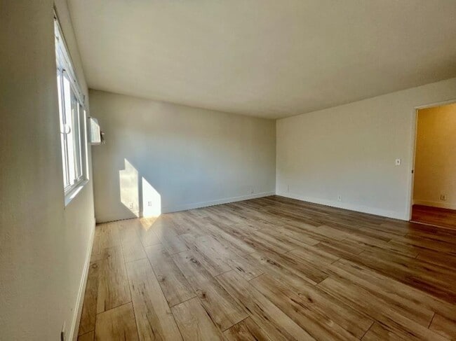 Building Photo - 1 bedroom in NORTH HOLLYWOOD CA 91605