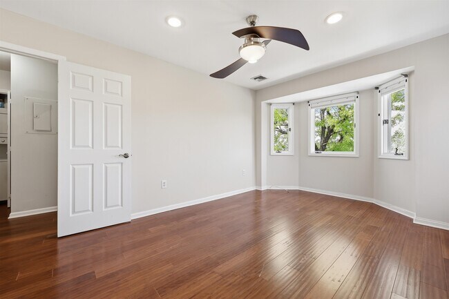 Building Photo - 215 St Michaels Walk