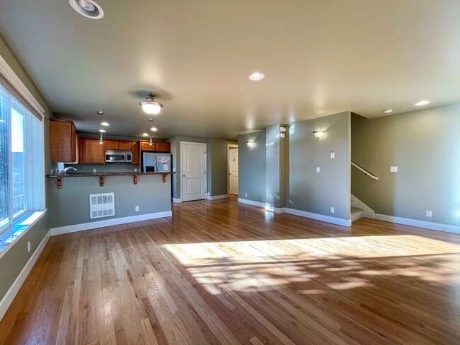 Building Photo - 2Bd/2.5Ba Seattle Townhouse