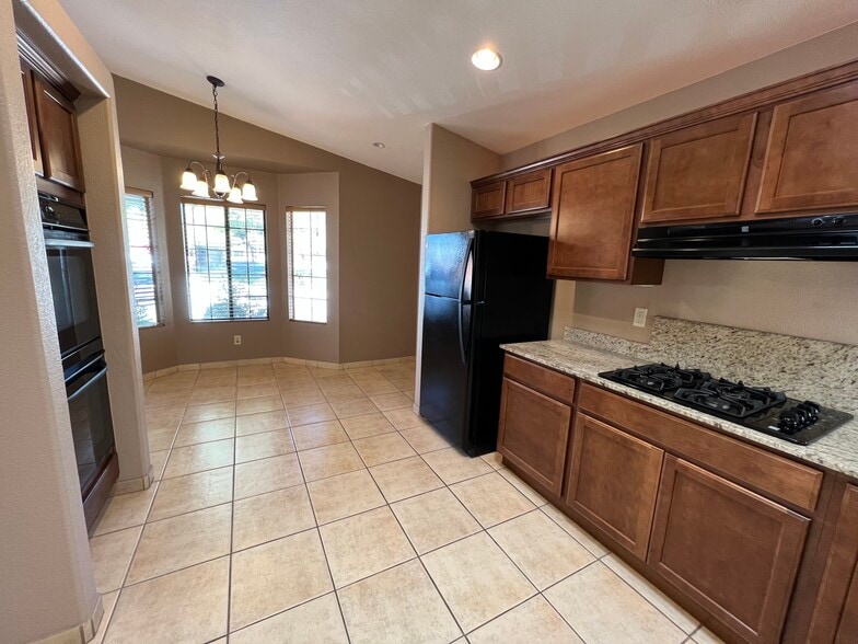 Kitchen - 635 S Vía Entrada