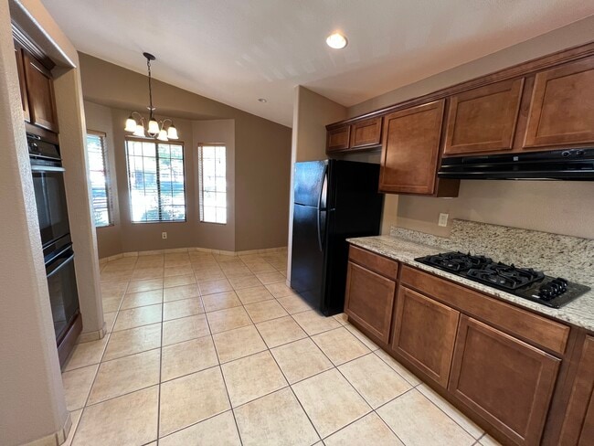 Kitchen - 635 S Vía Entrada