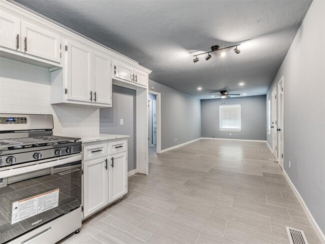 Building Photo - 14008 Gateway Dr