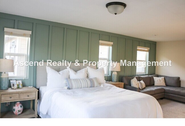 Building Photo - 4 Bed/3 Bath Hillsboro Laurel Oaks Neighborhood, Solar Panels, 1 or 2 Pets Allowed with Pet Rent,...