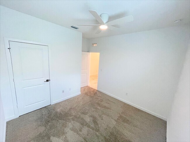 Building Photo - 2951 NE Breezeway Cir