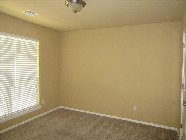 Building Photo - 4 Bed | 2 Bath in Owasso!