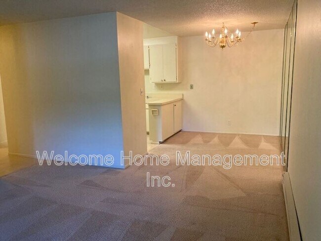 Building Photo - 1305 Boulevard Way