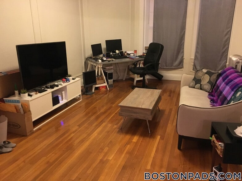 Building Photo - 88 Maple St