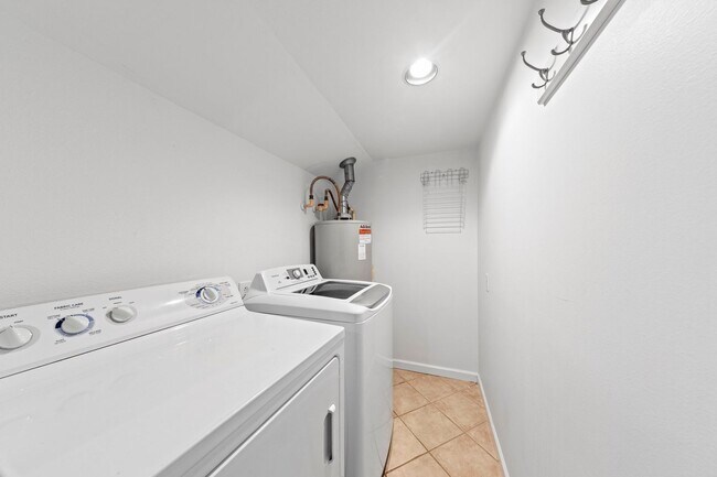 Building Photo - Pet Friendly!  Ideal location to Eglin AFB!!