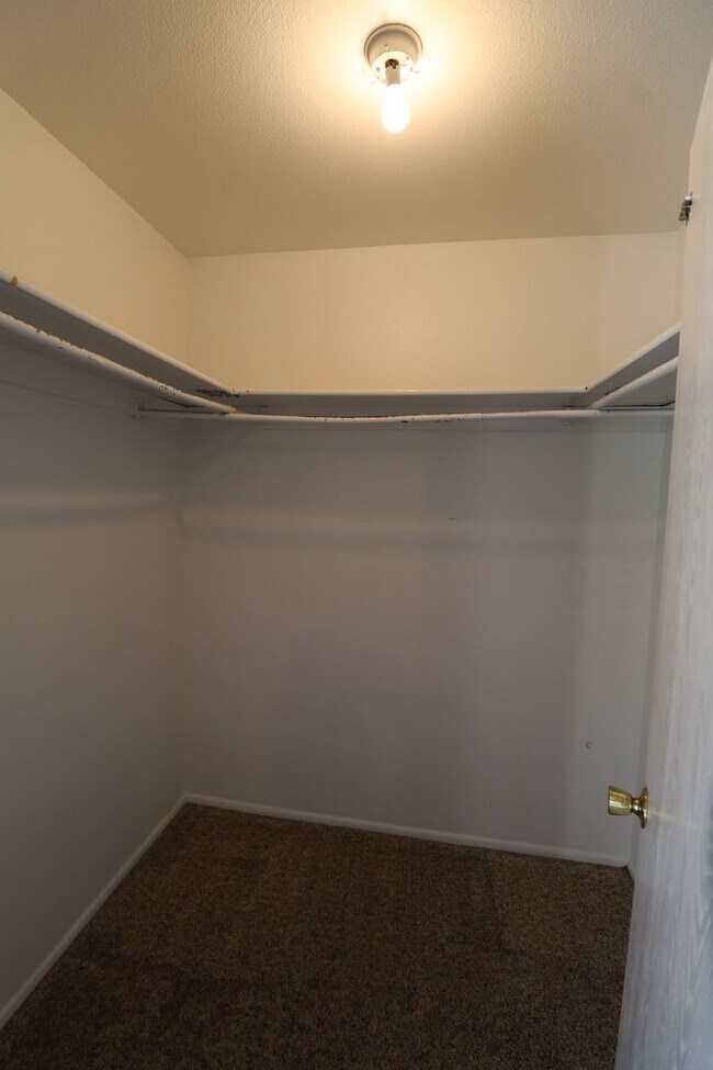 Building Photo - 400 E 4 plex