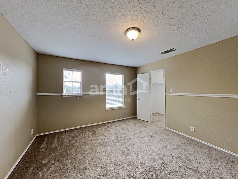 Building Photo - 1303 Range Fld