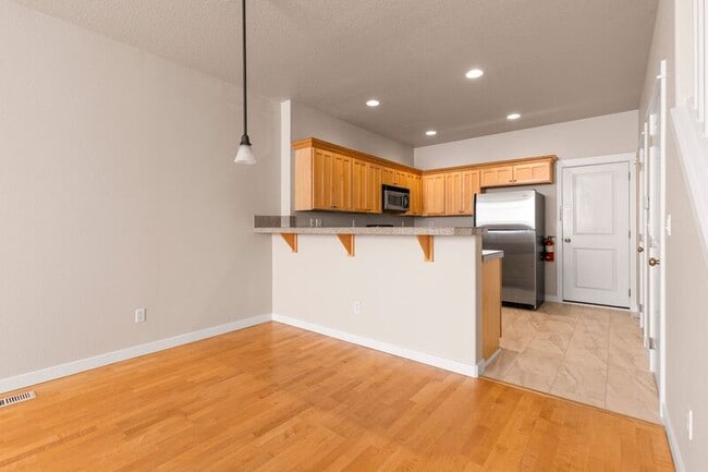 Building Photo - 929 SE Marion St