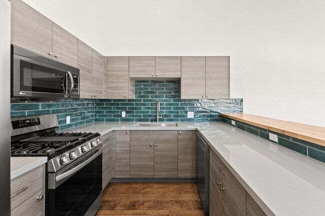 Building Photo - MidTown Gem - Fully Renovated W Large Rooms