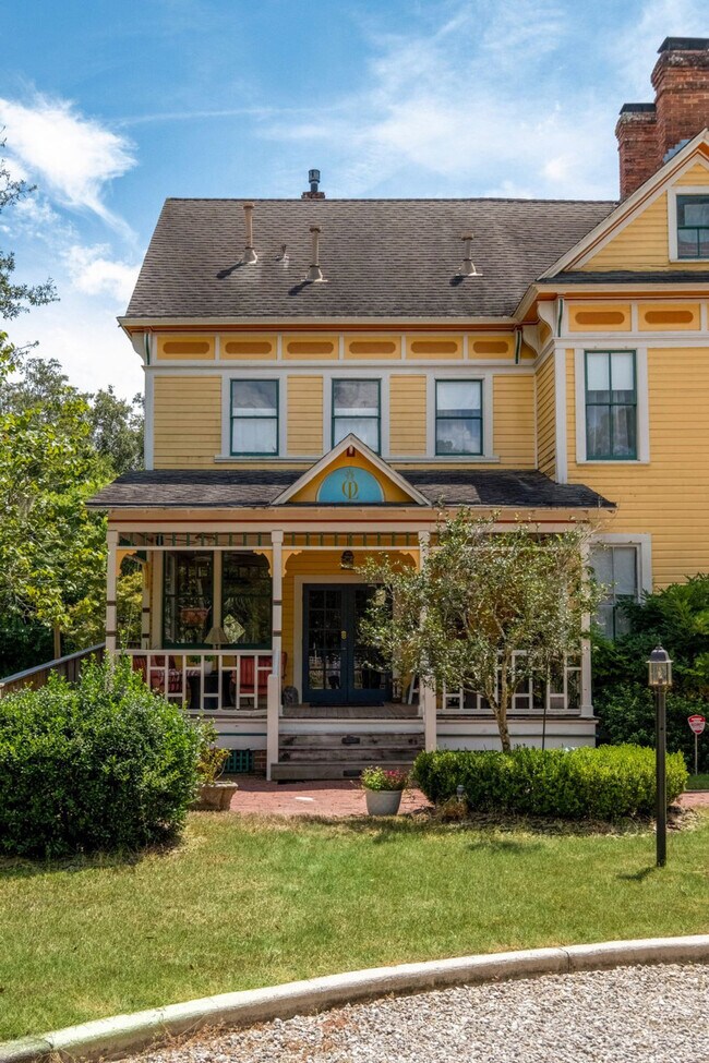 Building Photo - 221 SE 7th St