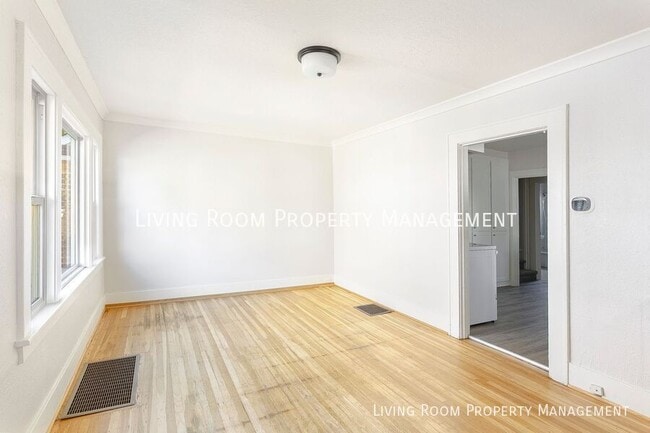 Building Photo - 5521 N Vancouver-